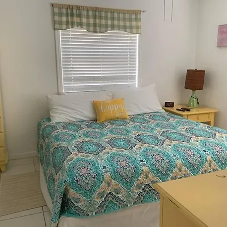 Lovely 1 Bedroom Unit Across From Lido Key Beach